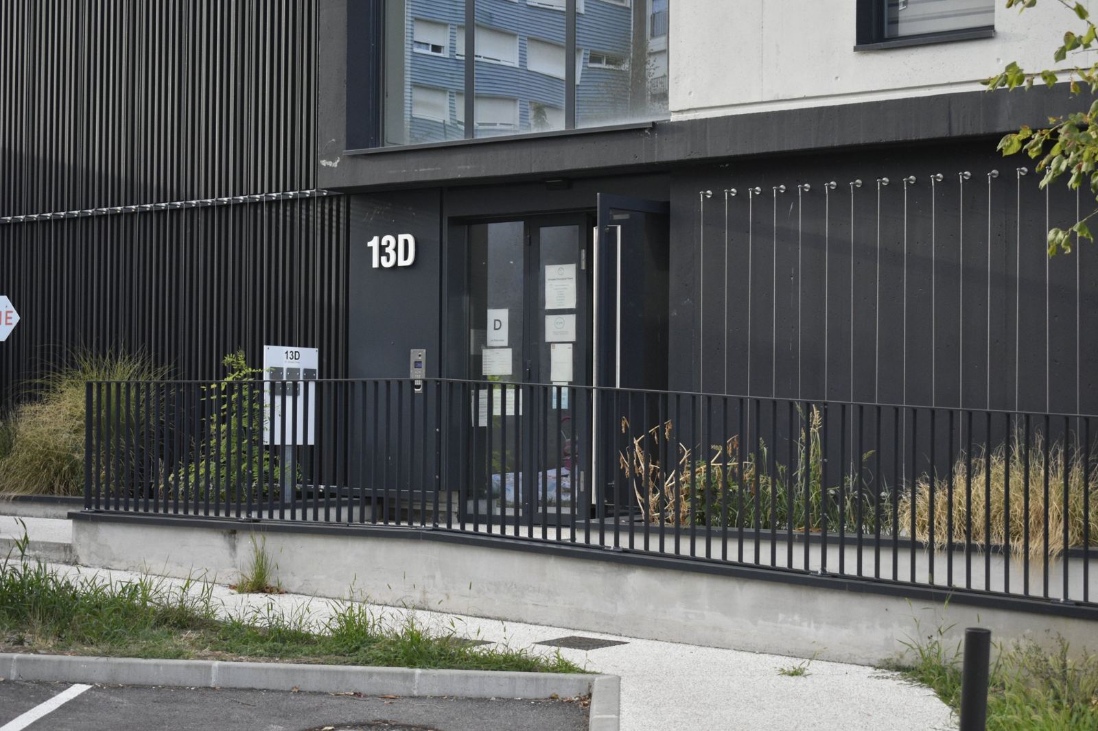 L'entrée, 13 D avenue Jacques Chirac